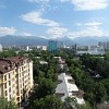 Blick von meinem Hotel in Almaty Richtung Süden. Ich bin nach Almaty mit dem Flugzeug gekommen, da es von Almaty nach Astana in der Luftlinie fast 1.000 km Entfernung sind, oder 34 Stunden Zugfahrt durch monotone Steppenlandschaften. Die Ost-West-Ausdehnung von Kasachstan ist mit 2.800 km sogar noch größer. Damit ist Kasachstan das flächenmäßig größte Land der Erde ohne Meereszugang.