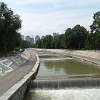 Eine Umweltsünde aus der sowjetischen Zeit: ein völlig zubetonierter Bergfluss in Almaty. Das Stadtgebiet durchqueren zahlreiche Flüsschen, die alle in den nahen Bergen des Transili-Alataus entspringen.