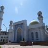 Die zentrale Moschee befindet sich gleich in der Nähe vom Grünen Basar, dem grössten Basar im Zentrum Almatys. Dieses räumliche Nebeneinander zwischen Basar und Moschee ist in vielen Städten des Zentralasiens zu beobachten.
