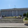 Anders als in Astana findet man in Almaty noch viele monumentale Beispiele der sowjetischen Architektur, insbesondere wuchtige ehemalige Regierungsgebäude der sowjetischen Republik Kasachstan.