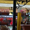 So was sieht man nicht mal auf dem Oktoberfest: eine Biersäule mit einem Zapfhahn unten. Eine tolle Erfindung: die Gäste können sich selbst das Bier einschenken, wann immer sie wollen.