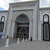 Der Haupteingang in die Hazrat Sultan Moschee ist verziert mit den traditionellen kasachischen Ornamenten. Auch das Innere der Moschee ist ähnlich beeindruckend. Leider habe ich mir nicht getraut, Fotos davon zu machen, da ich nicht sicher war, ob dies erlaubt ist.