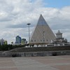 Die Pyramide des Friedens und der Eintracht ist 77 m hoch. Sie dient als Tagungszentrum und beinhaltet außerdem eine Oper und mehrere Bildungseinrichtungen.