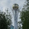 Der Bajterek-Turm ist eines der Wahrzeichen von Astana. Wie viele andere Gebäude der Stadt wurde der Turm von einem Star-Architekten entworfen, von dem Briten Norman Foster. Er befindet sich in der Mitte des Water-Green-Boulevards im neuen Regierungsviertel von Astana.