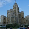 Das Triumph Astana ist dagegen dem Triumph-Palast in Moskau architektonisch nachempfunden, der sich an den monumentalen sozialistischen Klassizismus (auch „Zuckerbäckerstil“ genannt) aus den 1950er Jahren anlehnt.
