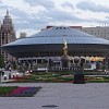 Ein UFO ist in Astana gelandet. Die fliegende Untertasse beinhaltet einen Zirkus, worauf die vielen Skulpturen um das Gebäude herum hinweisen.
