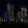 Auch in der Nacht ist Astana eine Augenweide. Wie man sieht, hat man sich Gedanken darüber gemacht, wie man die einzelnen Wolkenkratzer beleuchtet, so dass ihre architektonischen Besonderheiten auch in der Nacht am besten zum Geltung kommen.
