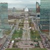 Der Blick von der Aussichtsplattform des Bajterek-Turms Richtung Westen. Während meines Aufenthalts dort gab es viele Baustellen in der Stadt, da Astana 2017 die Weltausstellung Expo 2017 ausrichten wird. Bis dahin soll der Abu Dhabi Plaza errichtet werden. Es wäre mit 382 Metern Gesamthöhe eines der höchsten Gebäude der Welt.