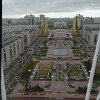 Der Blick von der Aussichtsplattform des Bajterek-Turms Richtung Osten. Die Aussichtsplattform befindet sich in 97 Metern Höhe  innerhalb der goldenen Kugel. Die Höhenmarke von 97 Metern symbolisiert das Jahr des Regierungsumzuges nach Astana (1997).