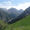 Ein steiler Abstieg führt in das Tal des Linken Talgar. Diesem schönen Tal werde ich dann talaufwärts in Richtung Süden folgen.