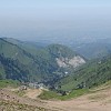 Blick vom Talgar-Pass (3163 m) auf die Stadt Almaty. Mit einer Kabinenseilbahn des Schigebietes Tschimbulak gelang ich zu dem Ausgangspunkt meiner Wanderung durch das Transili-Alatau-Gebirge.
