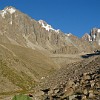 Blick über die Ratseka-Hütte auf Pik Korona (4860 m) mit seinen sechs Gipfeln. Seine 1000 m hohe steile Nordwestseite oberhalb des Utschitjel-Gletschers ist so schwierig, dass sie nicht oft bestiegen wird.