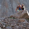 Junge russische Kletterinnen veranstalteten im Alpinlager eine Fotoshooting. Auch die Alpinisten des kirgisischen Jugendnationalteams trainierten dort, erkennbar an entsprechend beschrifteten T-Shirts und Jacken.