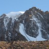 Vergletscherte 4-Tausender umgeben das alpinistische Basislager. Am nächsten Tag wollte ich auf den Utschitjel (4527 m) aufsteigen, dessen Gipfel ohne Steigeisen erreichbar ist. Leider habe ich in der Nacht Fieber bekommen und musste stattdessen absteigen.