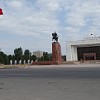 Das Zentrum der Stadt bildet der Ala-too-Platz, auf dem seit 2011 ein Denkmal für den legendären Nationalhelden Manas die „Freiheitsstatue“ (Erkindik) von 1999 ersetzt hat. Die Flagge vor dem Sitz des Parlaments, dem „weißen Haus“ wird zeremoniell morgendlich gehißt.