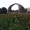 Das Denkmal des Zweiten Weltkriegs am Siegesplatz im Bischkek. Die Form des 1985 eingeweihten Monuments ist eindeutig an die Jurte angelehnt. Viele frisch verheiratete Kirgisen legen dort Blumen nieder.