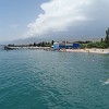 Strandleben am Yssykköl. Obwohl der See 1607 m über dem Meeresspiegel liegt, hat das Wasser im Sommer eine angenehme Badetemperatur. Nur der steinige Seegrund ist barfuß sehr unangenehm zu laufen, wenn man von Ufer aus ins Wasser steigt.