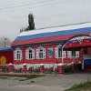 Russisches Kulturzentrum in Karakol. Das Dach und das Einfahrttor sind in russichen Nationalfarben bemalt.