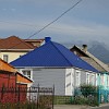 Nette Familienhäuser in Karakol, schöne Berge im Hintergrund. Karakol ist mit knapp 70.000 Einwohnern die größte Stadt am Yssykköl.