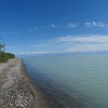 In der Ferne am südlichen Ufer des Sees türmen sich die Berge, die zu der Kette des Terskej-Alatau gehören.