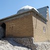 Die einräumige Tacht-i-Sulejman-Moschee, wurde auf dem Gipfel des Suleiman-Too (des Suleiman-Berges) errichtet. Es ist eine von insgesamt 17 alten Kultstätten, die sich auf diesem Berg befinden.