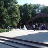Hinter der Lenin-Statue befindet sich ein Park, wo sich ganze Hochzeitsgesellschaften tummeln. Zahlreiche Limousinen reihen sich dort aneinander.
