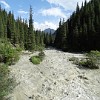 Irgendwann mal verengt sich das Tal und der Fluss Chong Kyzyl Suu fliesst nun durch den Wald. Der erste Tag der zehntägigen Wanderung stellte sich später als der einzige mit wirklich schönem, sonnigen Wetter heraus.