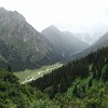 Der erste Blick auf das Jeti-Oguz Tal nach der Überschreitung vom Archa-Tor Pass. 