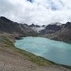 Im Südosten des Ala-Kol Sees wird der Gletscher sichtbar, dessen Schmelzwasser das Gewässer speist. Der See hat eine maximale Ost-West-Ausdehnung von 2,5 km, während er in der Nord-Süd-Achse nur etwa 500 m breit ist.