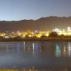 Das nächtliche Stadtbild von Chudschand. Die Stadt liegt an dem erstaunlich sauberen Syrdarja Fluss.