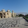 Die dem Basar gegenüberliegende Seite vom Pandschschanbe-Platz. Der zweikuppliger Ziegelbau aus dem 13./14. Jh ist das Shayx-Maslihaddin-Mausoleum. Dahinter sieht man die riesige blaue Kuppel der neu gebauten Shayx-Maslihaddin-Moschee.