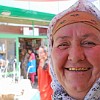 Morgenstund hat Gold im Mund: eine tadschikische Verkäuferin vor dem Basar.