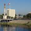 Das Flussufer im Zentrum von Chudschand. Das größte Gebäude auf dem Bild ist das frühere sowjetische Vorzeigehotel Leninabad. Die Zeit scheint dort stehen geblieben zu sein, alles sieht noch genauso aus wie vor 20 Jahren, Möbel und Teppiche sind 'made in USSR'.