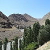 Das Tal des Flusses Serafschan auf dem Weg von Chudschant nach Pandschakent. Früher war er ein Zufluss von Amudarja. Wie bei vielen Flüssen in Zentralasien wird auch dem Serafschan unterwegs so viel Wasser entnommen, dass er 20 km vor der Verbindung mit dem Amudarja südwestlich von Buchara in der Wüste versickert.