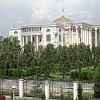 Ein Regierungsgebäude im Stadtpark. Seit dem Erreichen der Unabhängigkeit im Jahre 1991 bis zum Jahr 1997 tobte in Tadschikistan ein Bürgerkrieg um die Macht zwischen Regionen und regionalen Clans. Die russischen und usbekischen Panzer haben geholfen, Emomalij Rahmonow als Präsident zu etablieren, der bis heute das Land regiert.