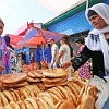 Verkauf vom Fladenbrot (Lipioschka) auf dem Basar. Tee und Fladenbrot gehören zum Leben der Tadschiken unbedingt dazu. Für die Menschen ist das Brot heilig, denn es gilt 'Brot ist Brot! Krümel sind auch Brot!'.