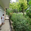 Hinter der Mauer sieht es aber ganz anders aus: sehr wohnlich, nicht selten mit einem großen Garten im Hof. Es war das Haus von Tadschi, der mich von Chudschand nach Pandschakent mit seinem Wagen gefahren und zu sich eingeladen hat.
