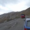 Die Fahrt auf der Straße zum Ansob-Pass (3337 m) ist ein Abenteuer. Die Straße ist weitgehend einspurig und unbefestigt, und teilweise auch noch sehr steil.