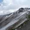 Dafür war die Bergkulisse während der Fahrt über den Ansob-Pass fantastisch. Der viele Schnee mitten im Sommer und die Gletscher in der Nähe von Ansob-Pass sind ein untrübliches Zeichen dafür, dass die Passstraße im Winter geschlossen ist.