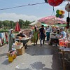 Einzigartig: ein Basar auf einer Flussbrücke in der Stadt Vahdat, 37 km von Duschanbe entfernt.