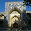 Der Eingang zur Nodir-Devonbegi-Madrasa in der usbekischen Stadt Buchara. Sie entstand 1623 und ist somit das jüngste Bauwerk des Ensembles Labi Hovuz. Es handelt sich dabei um ein Komplex aus Wasserbecken und Park. Um ihn herum sind drei Bauwerke angeordnet und auf diesen ausgerichtet.