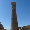 Das Kalyan-Minarett wurde 1127 gebaut und ist somit einer der ältesten Sehenswürdigkeiten in Buchara. Der Legende nach blieb das Minarett nur deshalb so viele Jahrhunderte lang erhalten, weil der Alabastergips des Fundaments mit Kamelmilch oder mit Blut gerührt wurde.
