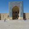 Die Kalyan-Moschee wurde im 15.Jh. an der Stelle einer älteren Moschee aus dem 12.Jh. erbaut. Durch eine Brücke ist sie mit dem Kalyan-Minarett verbunden.