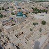 Der Blick von der Aussichtsplattform des Islam Khodja Minaretts, die sich auf 45 m Höhe befindet. Das Gebäude mit der türkisfarbenen Kuppel ist das Pahlawan Mahmud-Mausoleum aus dem 17. Jhdt, eine wichtige Pilgerstätte.