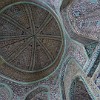 Die feinen Verzierungen der Innenräume und der Kuppel im Pahlawan Mahmud-Mausoleum.