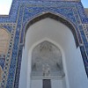 Die Mosaikmuster an der Innenseite des Eingangsportals von Gur-Emir. Ganz oben sieht man ein Band von Fliesen, die mit kufischer Schrift verziert sind und religiöse Texte enthalten.