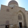 Das Mausoleum Aksaray (15 Jh.) wurde noch längst nicht restauriert. Es befindet sich auf einer stillen Straße hinter Gur-Emir.