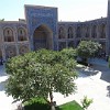 Der Innenhof der Ulugh Beg Madrasa. Von Khan Ulugh Beg stammt der folgende Satz: 'Die Religionen zerstreuen sich wie Nebel, die Zarenreiche zerstören sich von selbst, aber die Arbeiten des Gelehrten bleiben für alle Zeiten. Das Streben nach Wissen ist die Pflicht eines jeden!' Von seinen Ansichten waren die islamischen Geistlichen genau so wenig begeistert, wie 200 Jahre später die christliche Kirche von den Thesen von Galileo Galilei, wobei Ulugh Beg dafür sogar mit seinem Leben bezahlen musste.