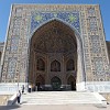 Tilya-Kori-Madrasa ist die mittlere der drei Medresen des Registan-Ensembles. Ihre Frontfassade zeigt Richtung Süden.