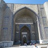 Man betritt die Moschee Bibi Chanum von Nordosten durch die gestaffelten Bögen eines riesigen, etwa 40 m hohen Paradeportals und erreicht so den Innenhof.
